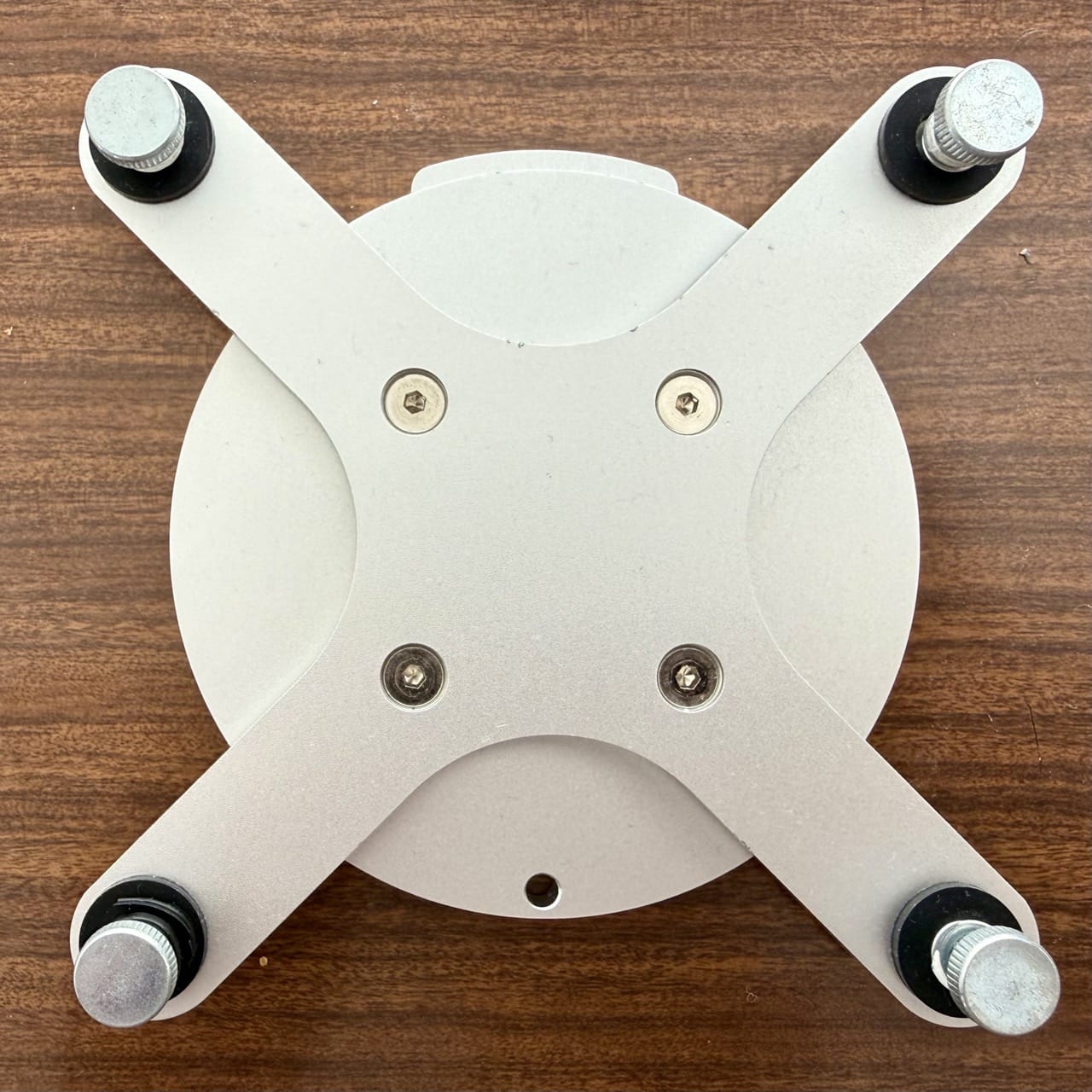 Kuycon P20 VESA mounting bracket showing the top catch and retaining-screw hole